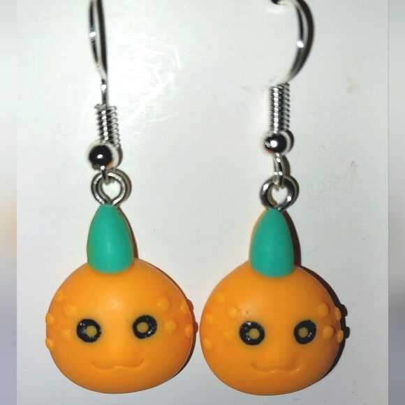 Super cute festive holiday earrings - Picture 5 of 5